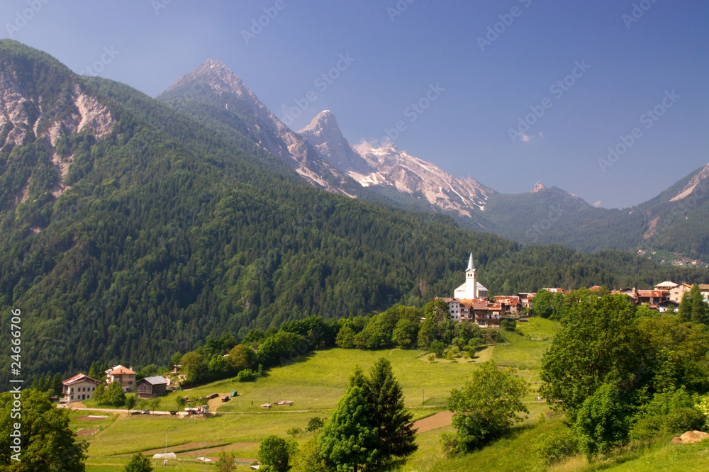 Tal Bergtal Alpendorf dorf Kirche Kirchturm alpen dolomiten
