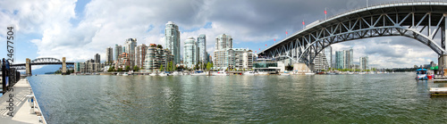Skyline von Vancouver mit Granville Bridge, Kanada © fotobeam