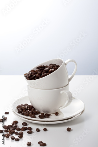Fototapeta Naklejka Na Ścianę i Meble -  コーヒカップとコーヒー豆