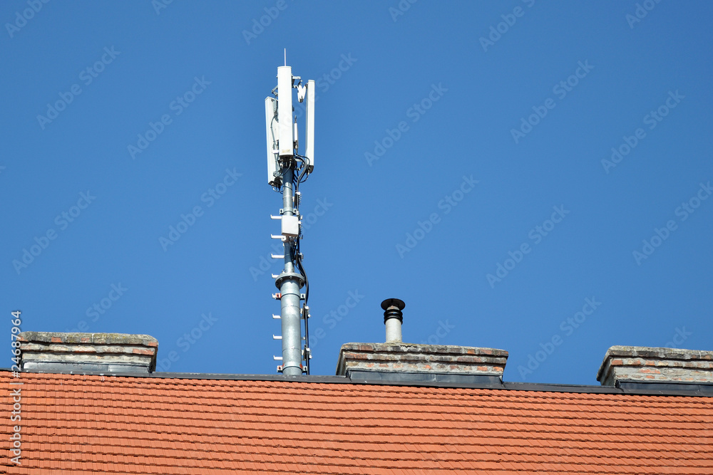 mobilfunkantenne am dach Stock-Foto | Adobe Stock