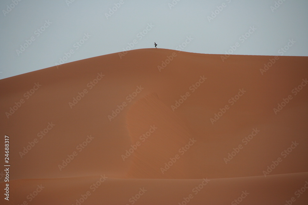 Einsamer Tourist auf einer Düne im Erg Chebbi, Sahara - Marokko