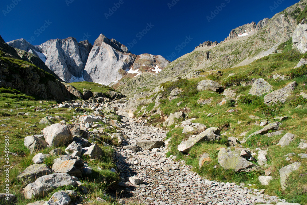 Le sentier pour le Vignemale