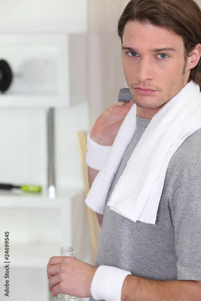 Portrait d'un homme avec serviette de sport