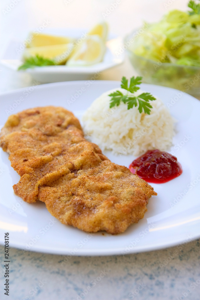 Wiener Schnitzel mit Reis und Salat