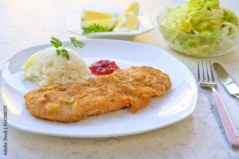 Wiener Schnitzel mit Reis und Salat