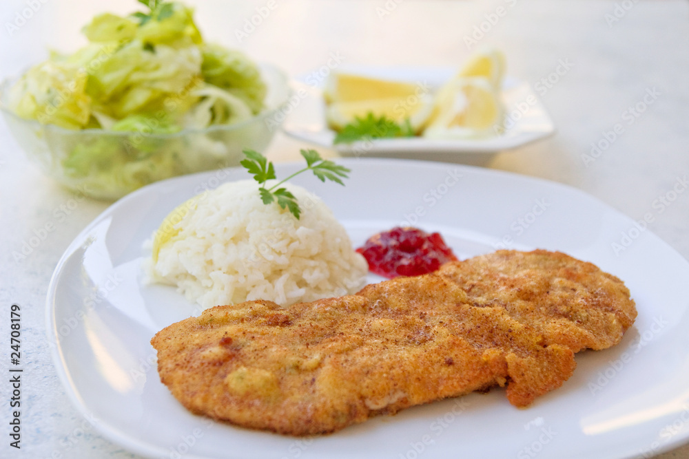 Wiener Schnitzel mit Reis und Salat Wiener Schnitzel mit Reis und Salat