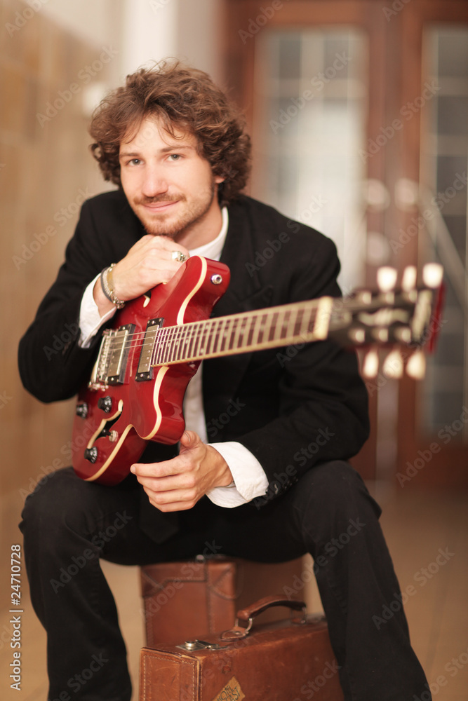 Obraz premium Musiker mit roter Gitarre