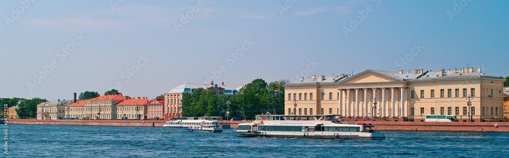Obraz premium Walking boats on the river Neva