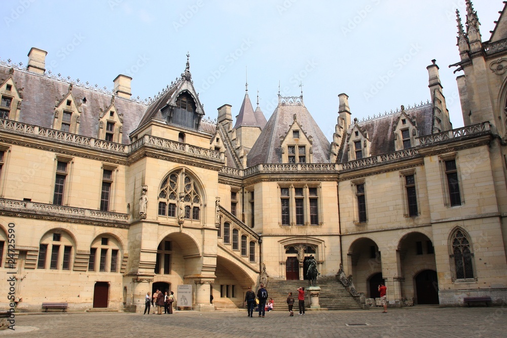 La cour du chateau de Pierrefonds