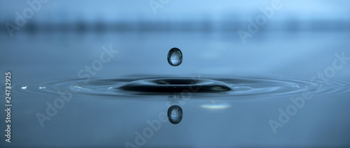 Wassertropfen mit Reflexion
