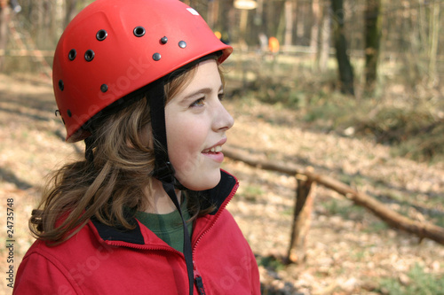Junge mit Helm im Kletterwals, lachend