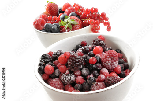 Gefrorene Beeren und frische Beeren