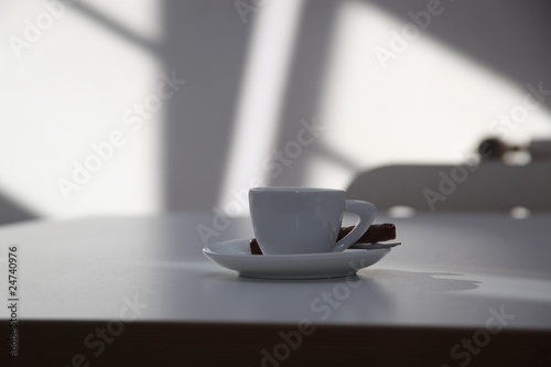 Tasse Kaffee auf einem weißen Tisch für Kunden Gespräch, Meeting, Bewirtung, im Büro oder Konferenzraum