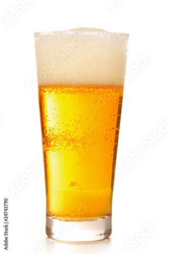 bière, verre de bière sur fond blanc