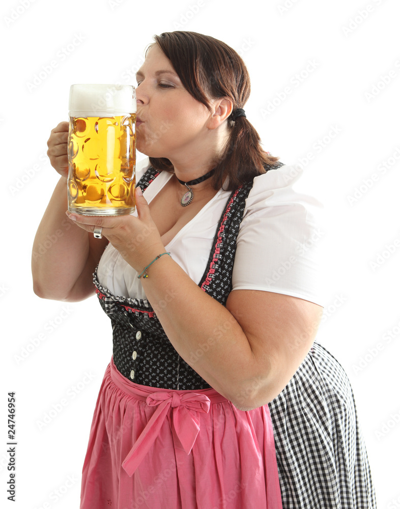 Frau im Dirndl küsst einen Maßkrug Bier Frau im Dirndl küsst einen Maßkrug Bier