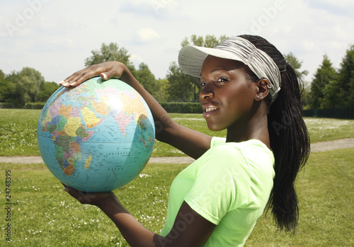 Junge Frau mit Globus