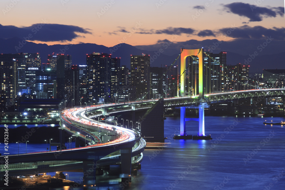 Naklejka premium View of Tokyo downtown at night with Rainbow Bridge
