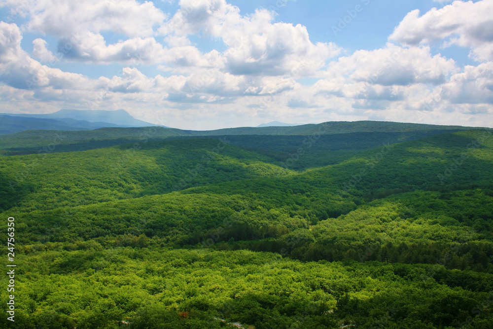 Naklejka premium Mountain valley and cloudy sky