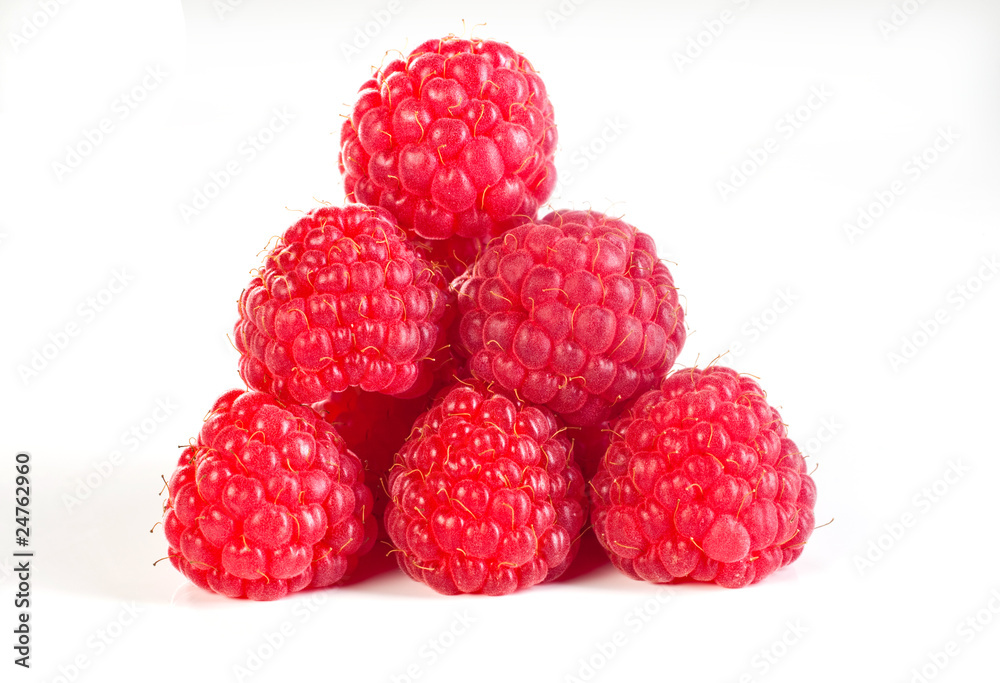 pyramide de framboises sur fond blanc