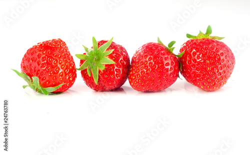 fraises, Mara des bois par quatre sur fond blanc