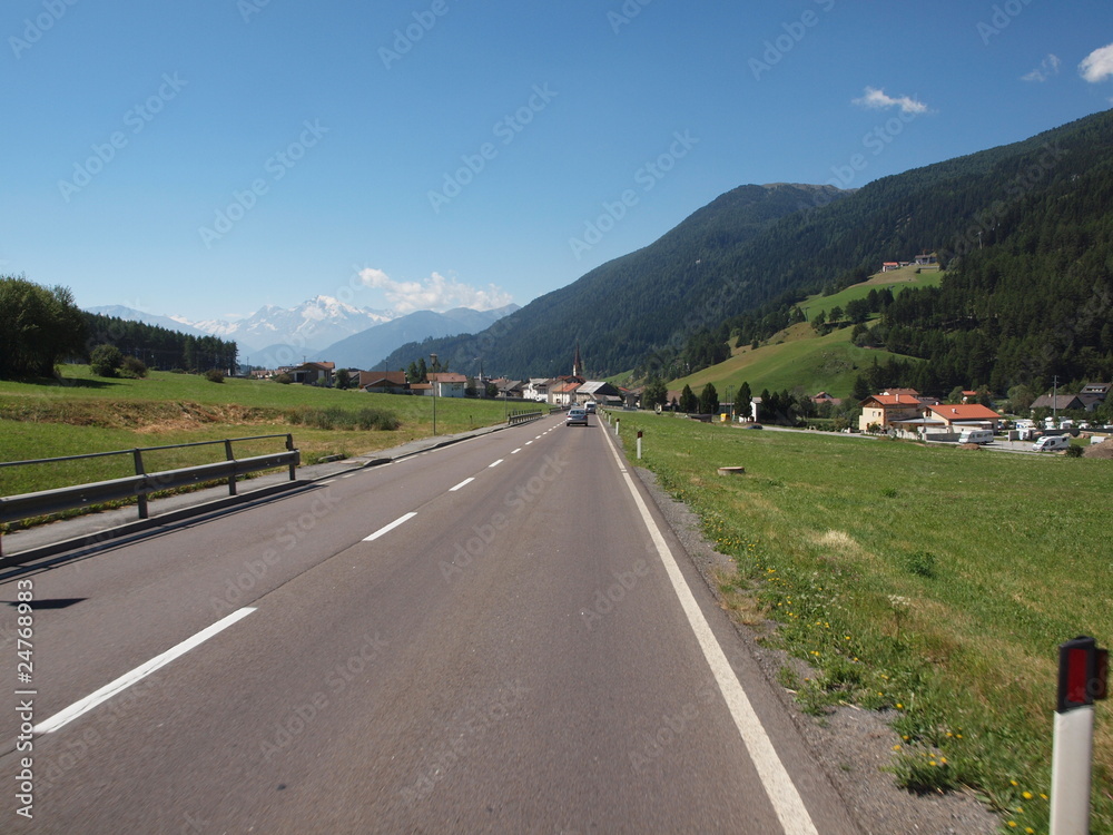 Straße mit Bergpanorama