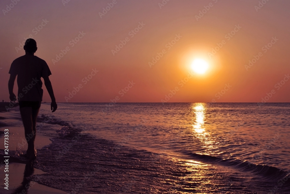 мужчина идущий вдоль берега