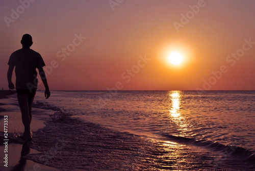 мужчина идущий вдоль берега © renegate