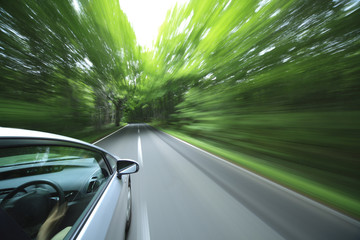 Fotobehang Snelle auto Auto scheurt het bos in  © MP_P