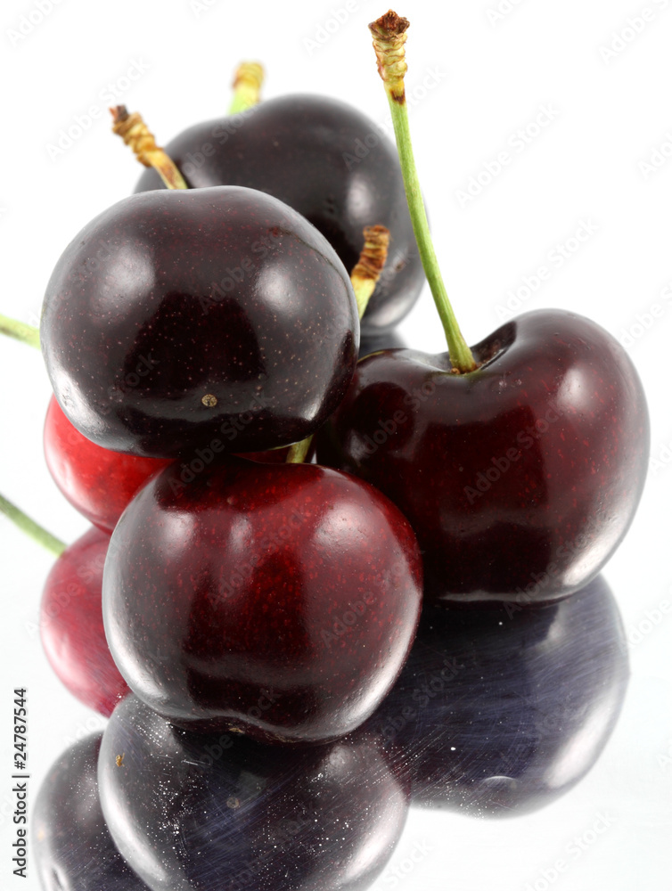 cerises rouges, fond blanc