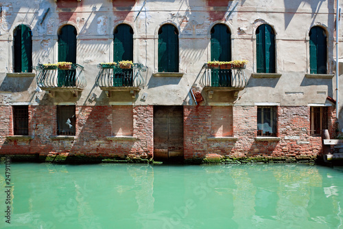 Photos Fassade of old venetian house standing in water