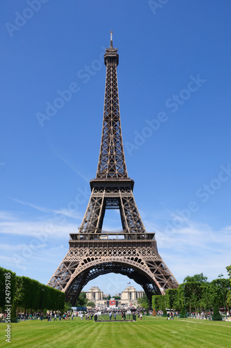 Eiffel Tower - Paris, France © Scirocco340