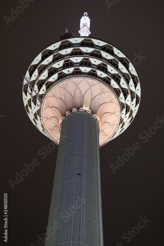 Photo menara tower illuminated in kuala lumpur