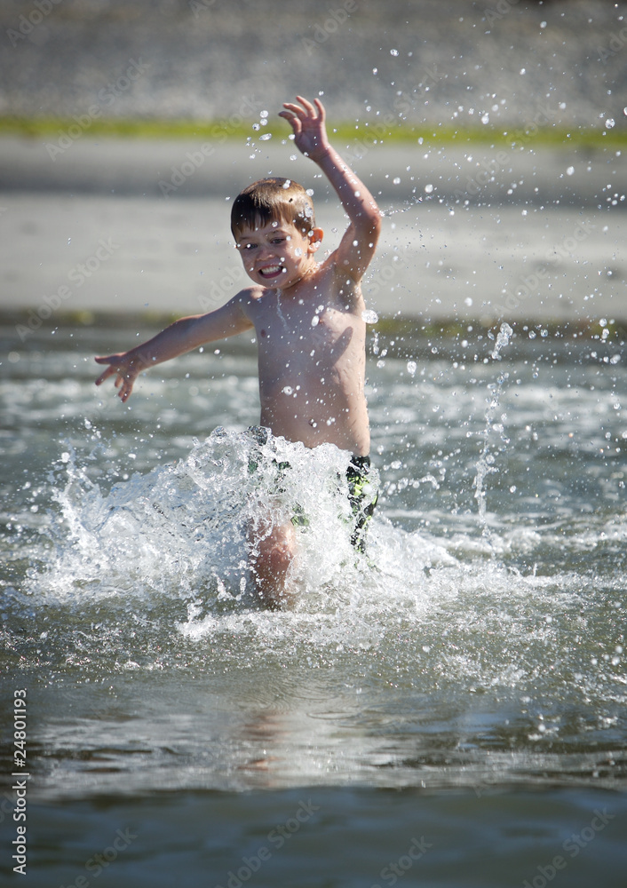 Fototapeta premium boy running into ocean