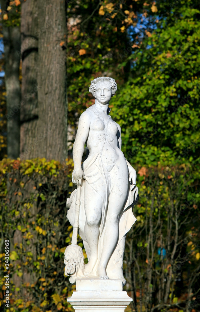 Fototapeta premium Statue in the park Tsarskoye Selo, Russia