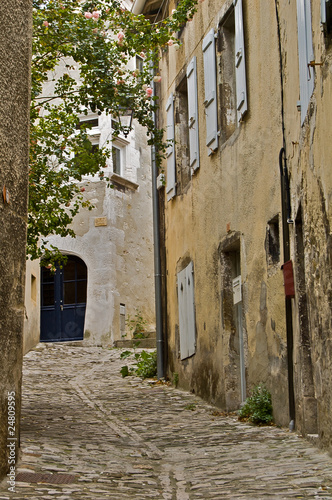 Fototapeta Naklejka Na Ścianę i Meble -  Ruelle médiévale en Provence à Dieulefit