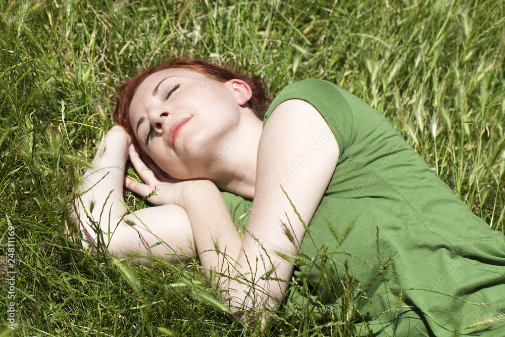 jeune fille femme au repos sur de l'herbe jeune fille femme au repos sur de l'herbe