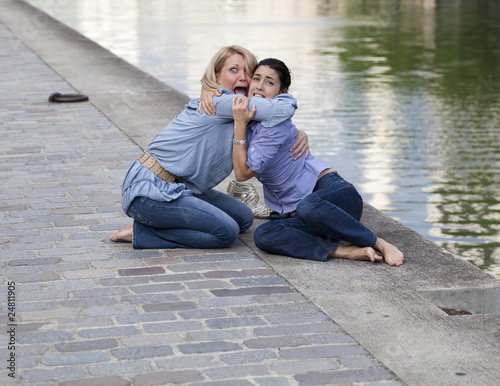 Photos deux jeunes femmes effrayées