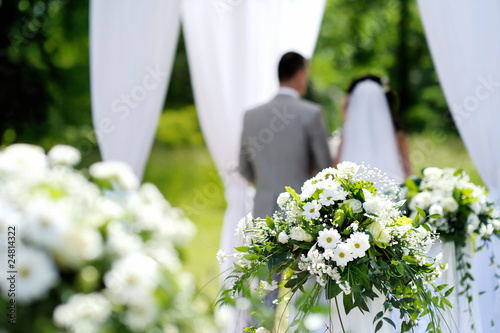 White flowers wedding decorations photo