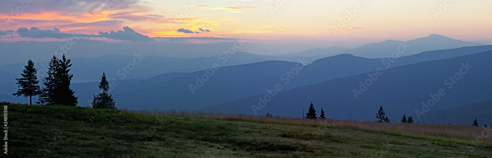 Fototapeta premium Letni wschód słońca w górach