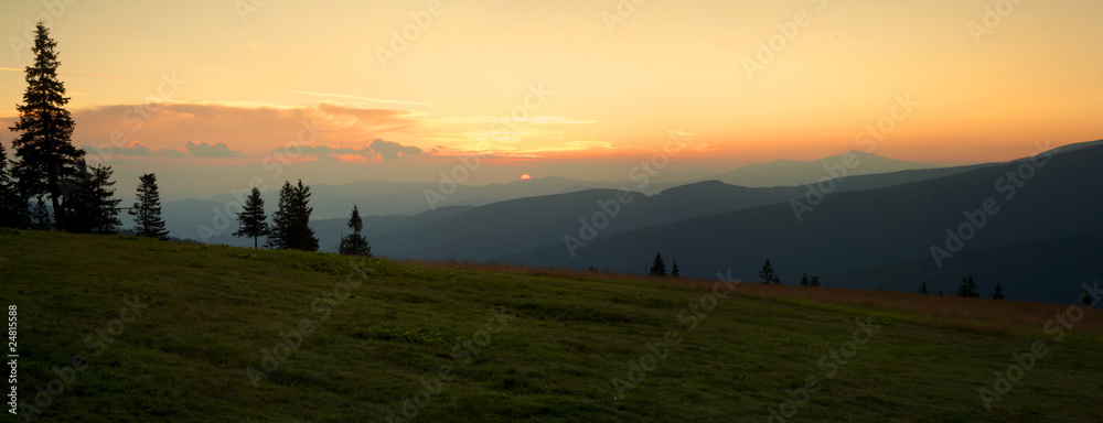 Obraz premium Letni wschód słońca w górach