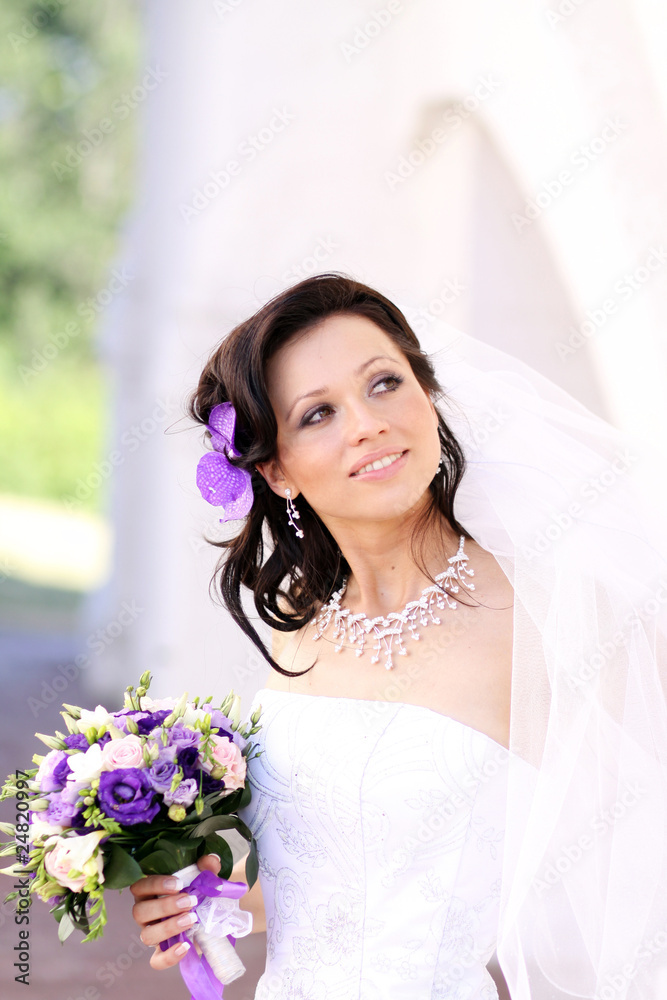 Naklejka premium Portrait of the young beautiful bride