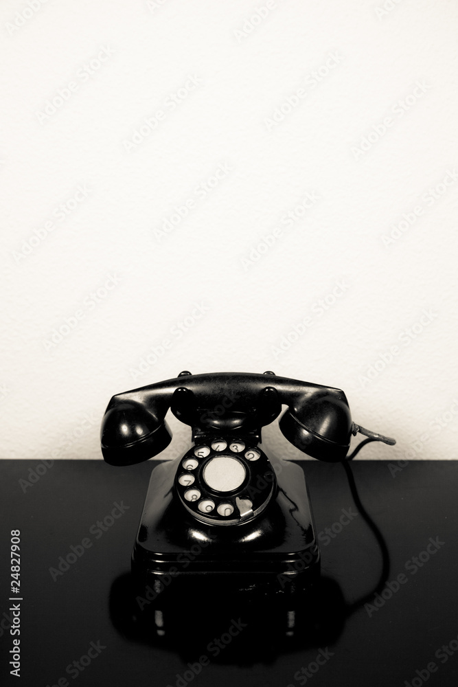 Teléfono antiguo negro