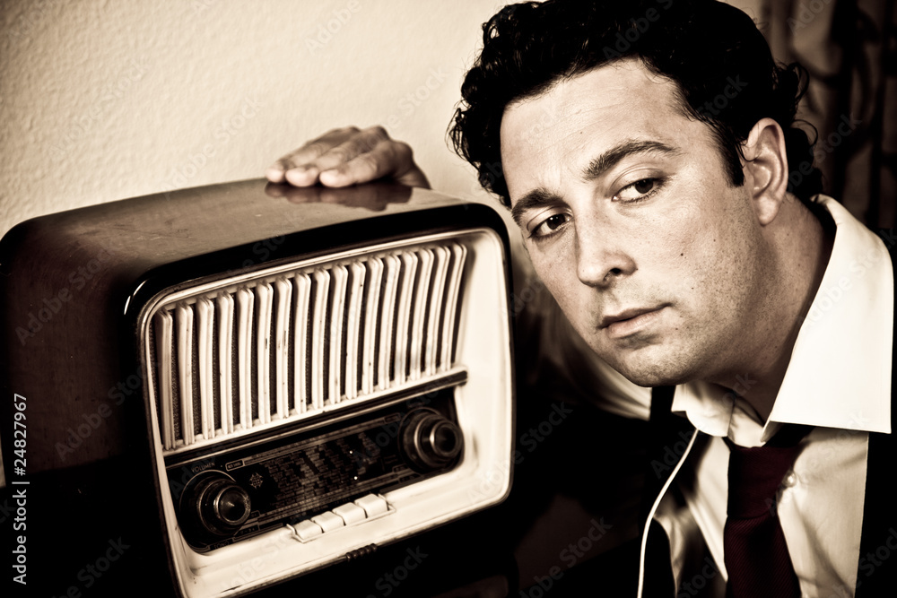 Retro - hombre escuchando una radio antigua Stock Photo | Adobe Stock