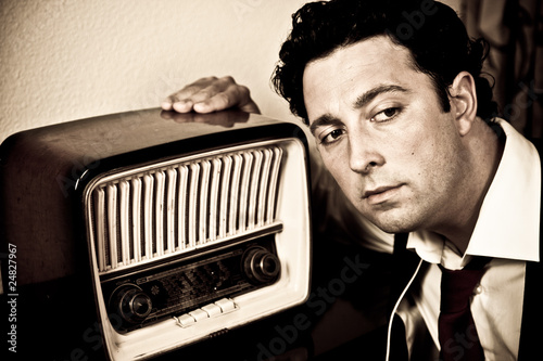 Retro - hombre escuchando una radio antigua