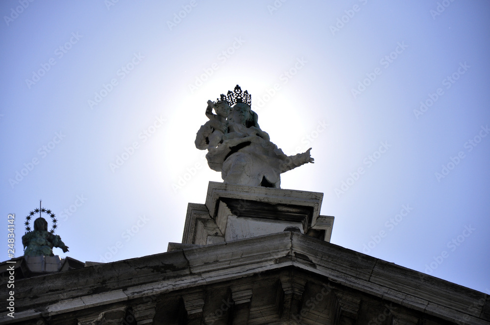 Santo iluminado en Venecia