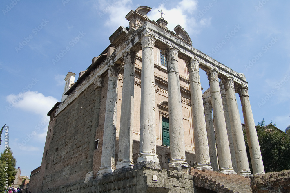 Templo de Antonino y Faustina en el foro romano