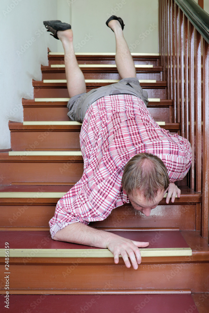 Ein Mann stürzt eine Treppe hinunter