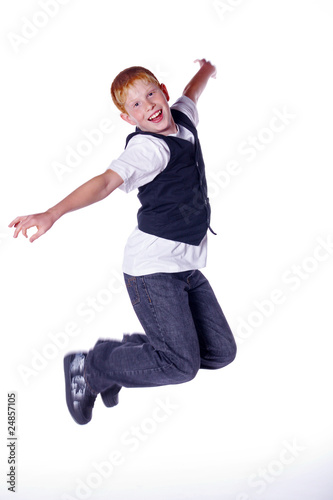 Rothaariger Junge springt vor Freude Porträt