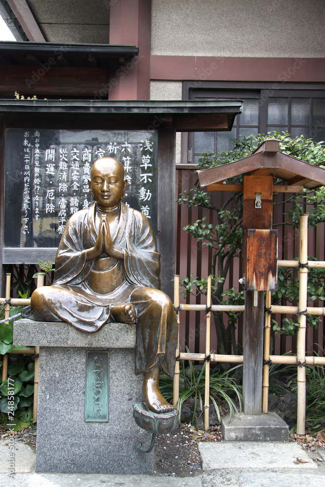 Obraz premium statue de Bouddha devant un temple à Tokyo