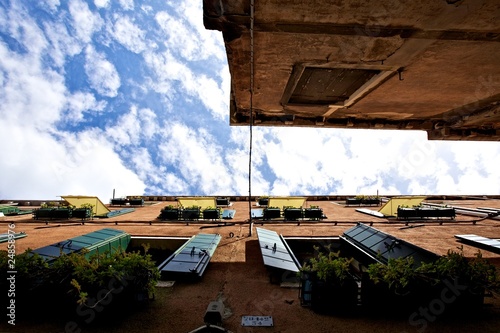 Vue en contre plongé vers le ciel d'une rue de Venise